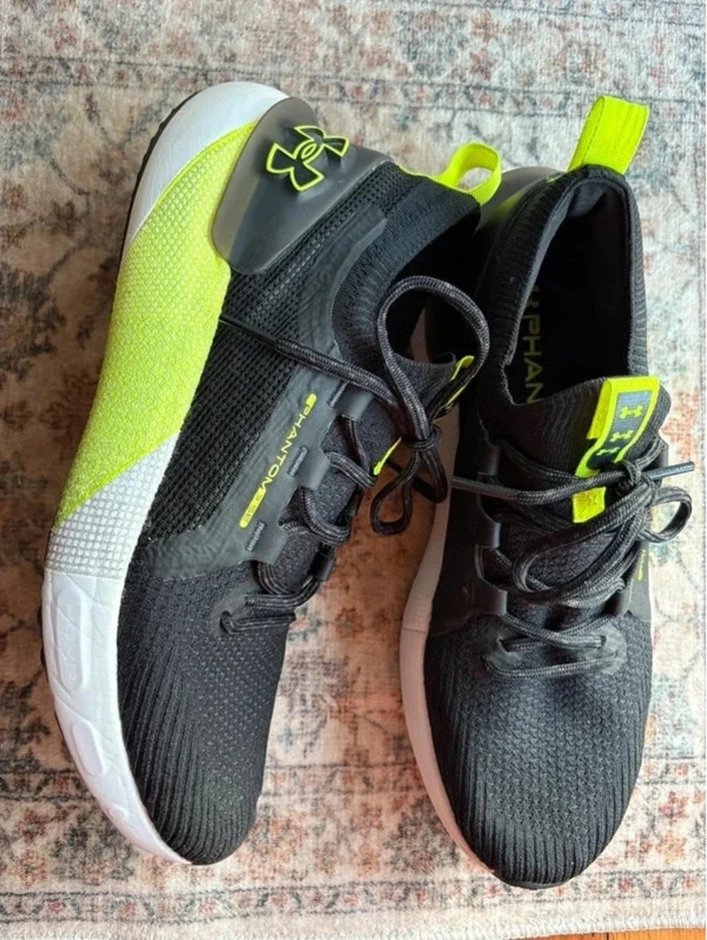 Mens size 10 Black and Neon Yellow Under Armour Phantom Sneakers